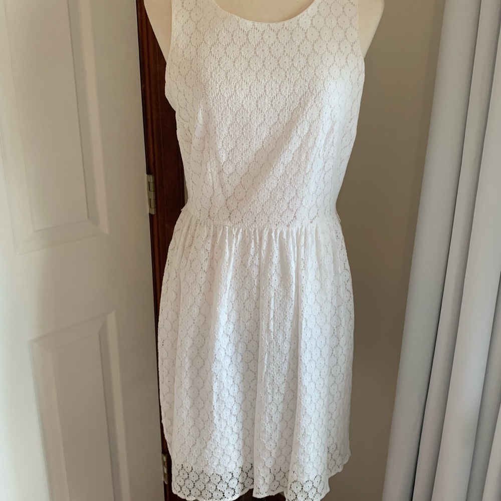 Sleeveless lace/lined dress